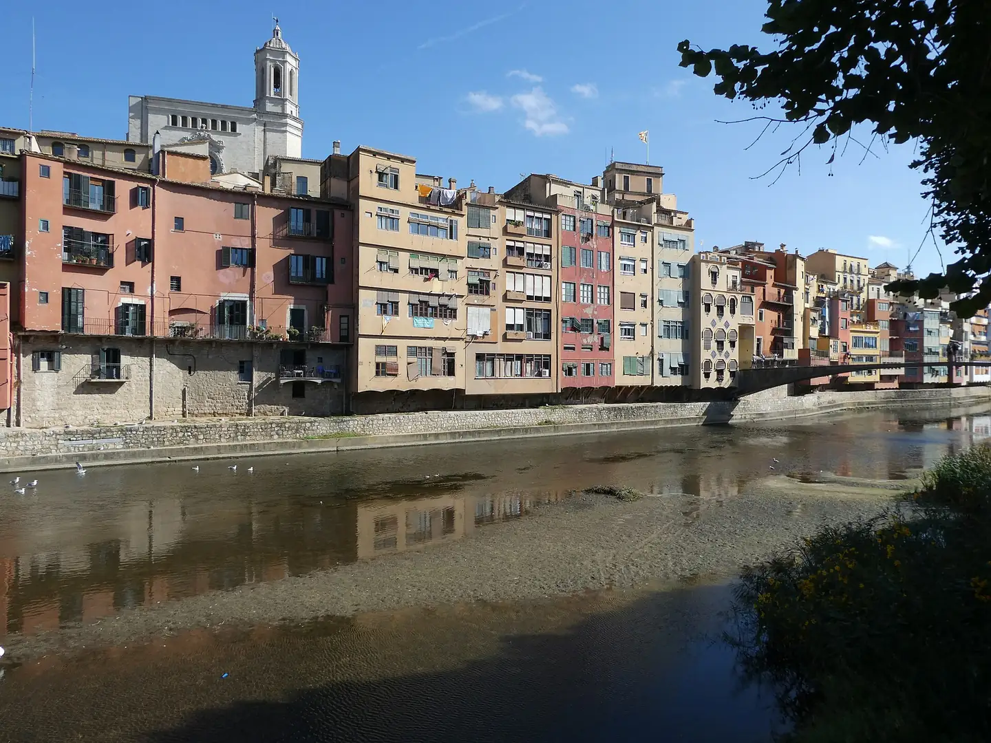 Casas de colores sobre el río Oñar, Girona
