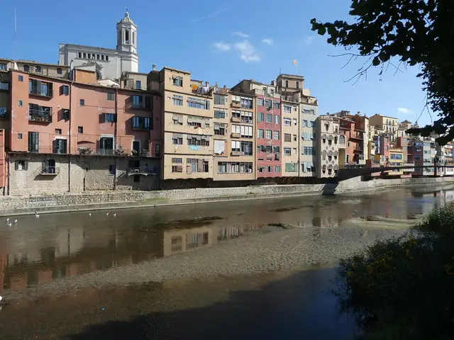 Casas de colores sobre el río Oñar, Girona