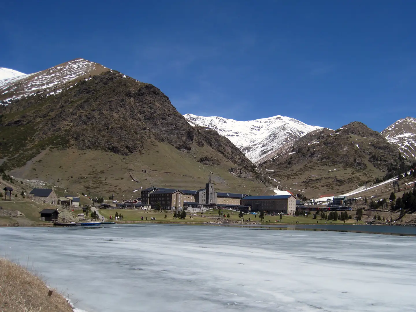 Valle de montaña en el Pirineo