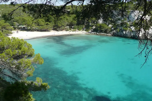 Cala de aguas turquesa en Baleares