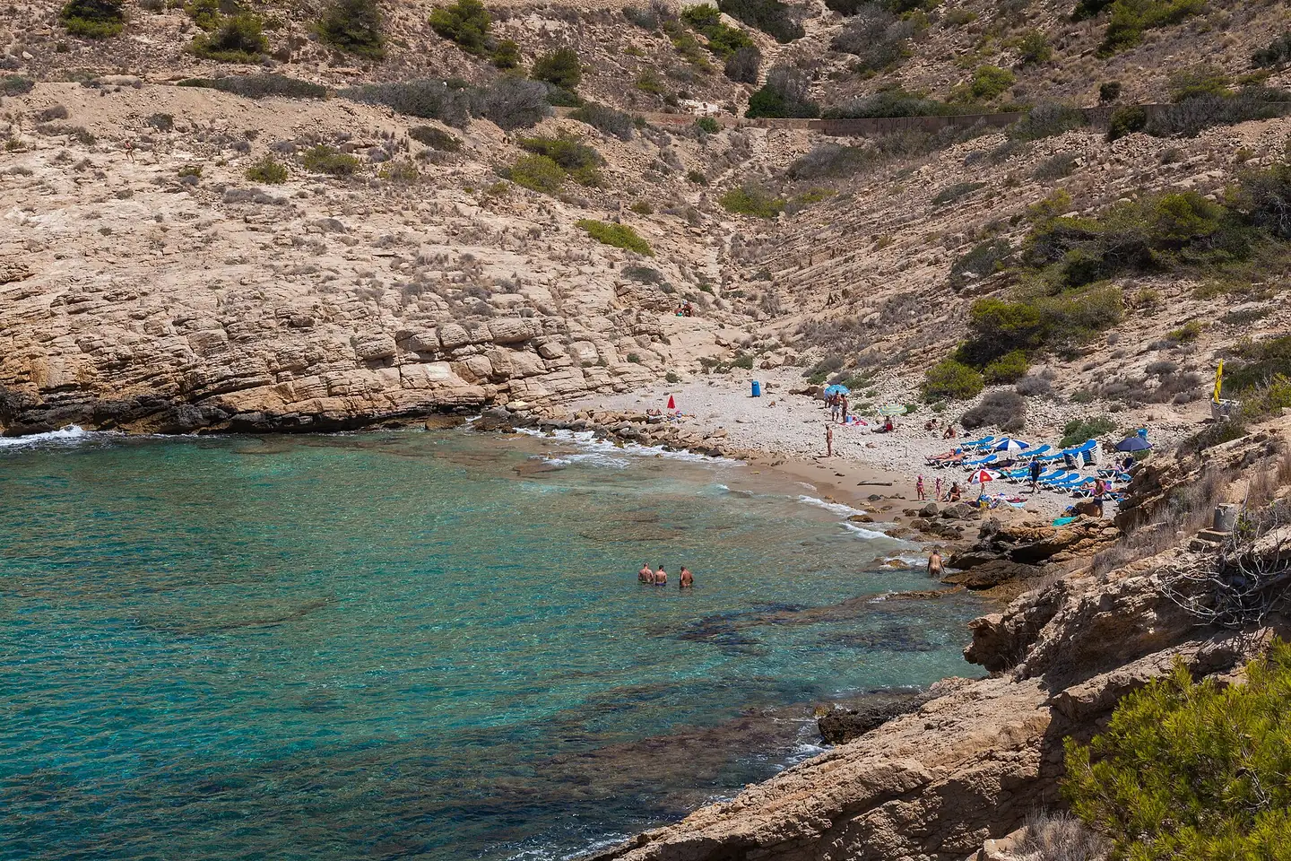 Cala de aguas turquesa en la costa mediterránea