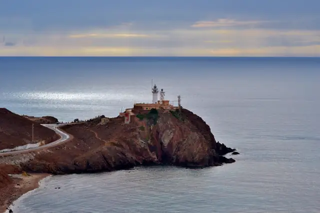 Faro y costa al atardecer