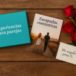Cofre regalo romántico en español con flores y tarjeta sobre mesa de madera Bono regalo escapada romántica