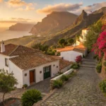 Pueblo andaluz al atardecer: romance y calma en la costa,Escapadas románticas en Andalucía
