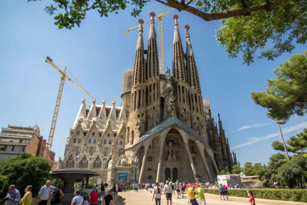 Cosas que ver y hacer en Barcelona Fachadas de la Sagrada Familia bajo el sol en Barcelona