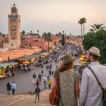 Pareja caminando por los zocos de Marrakech de la mano,Regalo viaje pareja: