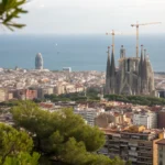 Barcelona vista desde Montjuïc con mar y arquitectura icónica,cosas que ver y hacer en Barcelona
